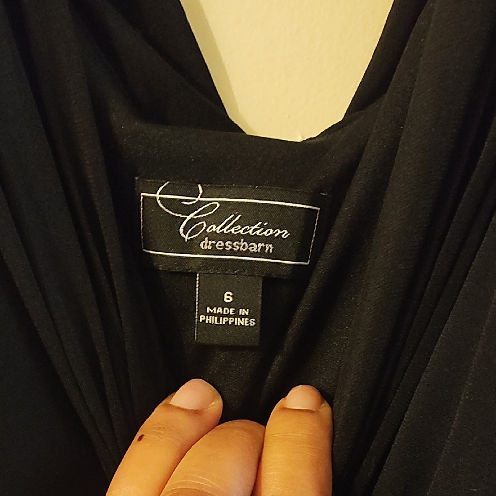 Elegant Black Evening Gown - Picture 2 of 9